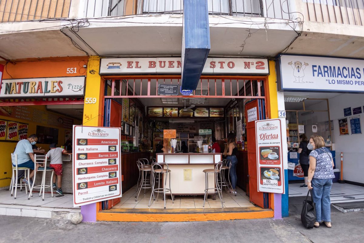 Fachada Sandwichés El Buen Gusto en el Barrio Baquedano
