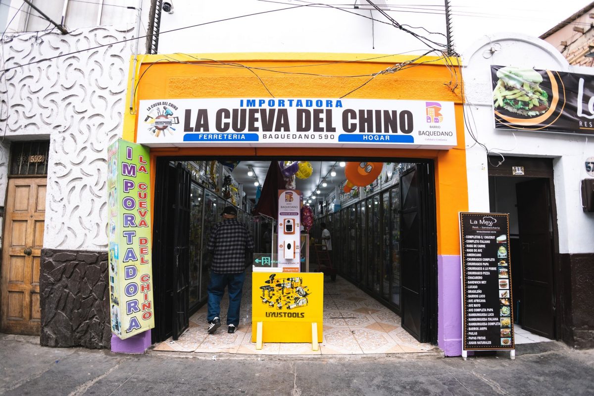 fachada negocio venta de artículos de ferretería